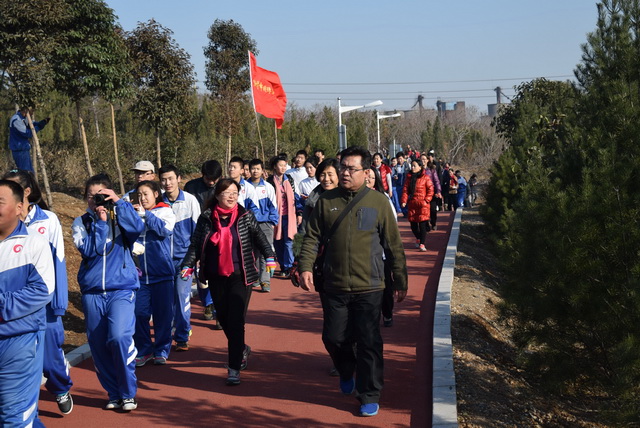 我校舉行“相約四寶山 師生健步走”活動