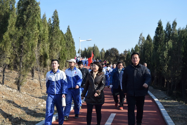 我校舉行“相約四寶山 師生健步走”活動