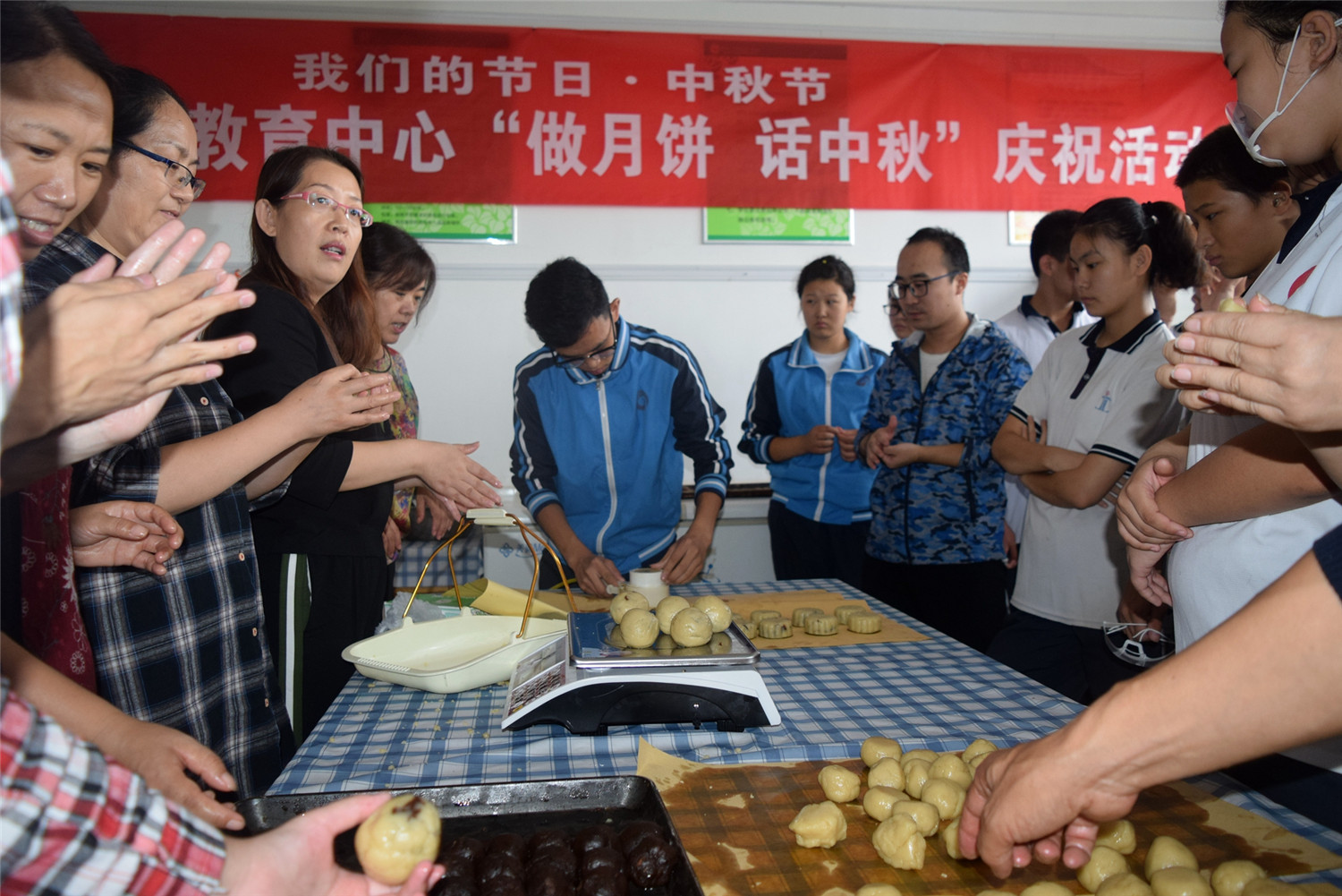 我們的節(jié)日中秋節(jié)——傳習(xí)俗   做月餅  品月餅  話中秋