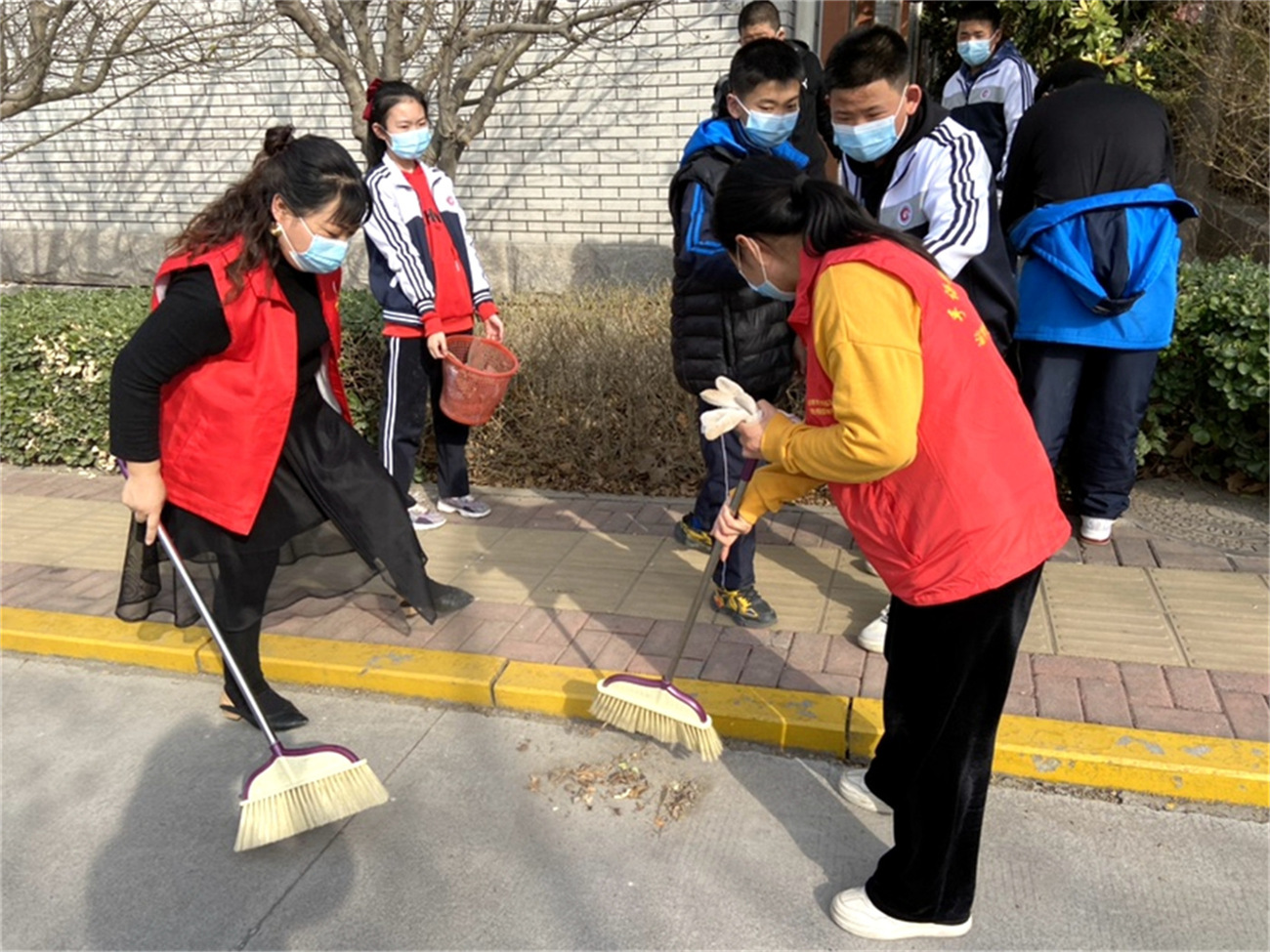 雷鋒使者在行動(dòng) 愛(ài)綠護(hù)綠美校園