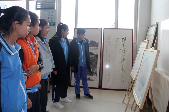 “樹師德、正師風(fēng)”美術(shù)書法作品在我校巡展