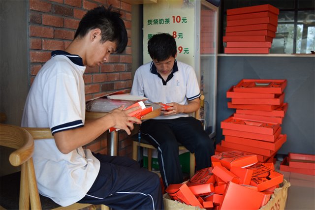 淄博特教中心學(xué)生：做月餅迎中秋