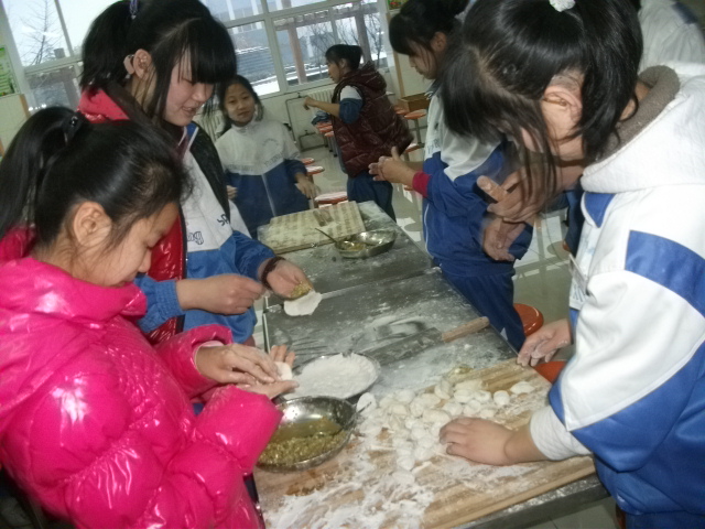 市特教中心舉行“手拉手 迎新年”包水餃活動(dòng)