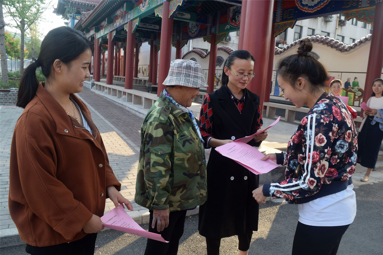 市特教中心開展“黨的十九大精神進社區(qū)”主題黨日活動