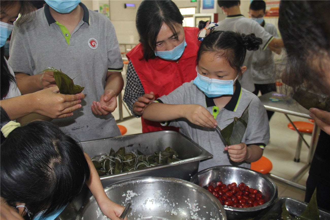 市特教中心舉辦“我們的節(jié)日·端午節(jié)——文明共建 助力成長“包粽子活動